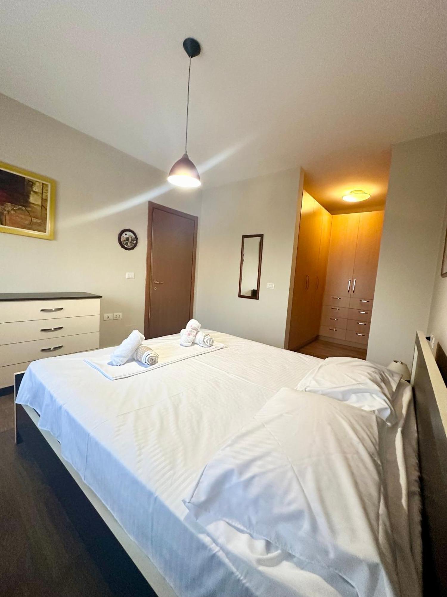Kk Apartment Air Albania-Centrally Located Tirana Eksteriør billede